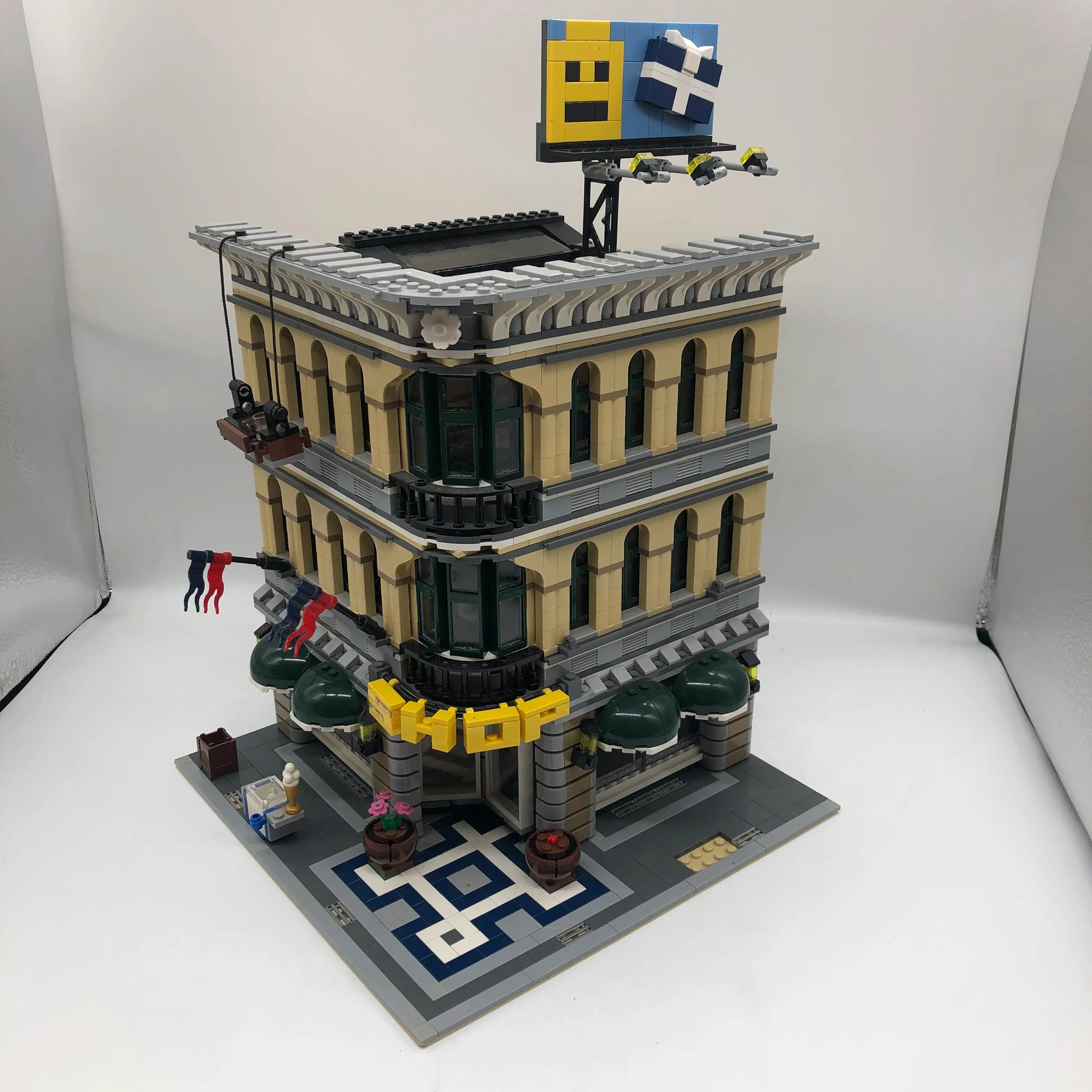 Grand Emporium 10211 - Used, Exclusive, Retired LEGO Creator Expert Set